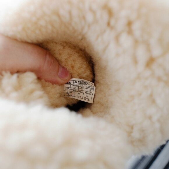 UGG BAILEY BUTTON POPPY SUEDE SHEARLING CHESTNUT BOOTS SZ 6 - Picture 6 of 6